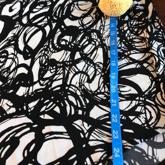 Torrid Black White Spiral Short Sleeve Blouse Size 0 aka Large - Picture 6 of 8